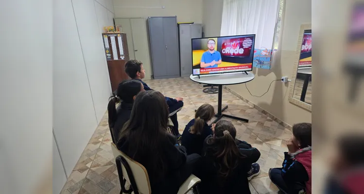 A turma utilizou as videoaulas do Vamos Ler em parceria com a Unimed Ponta Grossa, confeccionou pratos saudáveis com recortes em papelão e cartazes de conscientização e por fim preparou um sanduíche natural junto a professora.