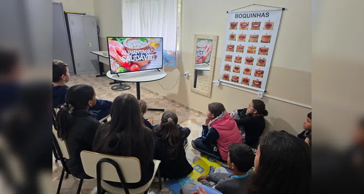 A turma utilizou as videoaulas do Vamos Ler em parceria com a Unimed Ponta Grossa, confeccionou pratos saudáveis com recortes em papelão e cartazes de conscientização e por fim preparou um sanduíche natural junto a professora.