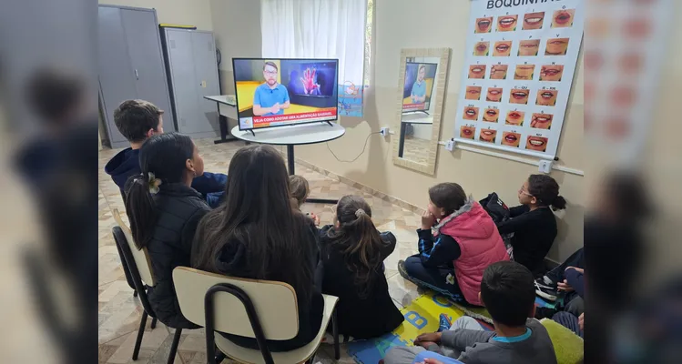 A turma utilizou as videoaulas do Vamos Ler em parceria com a Unimed Ponta Grossa, confeccionou pratos saudáveis com recortes em papelão e cartazes de conscientização e por fim preparou um sanduíche natural junto a professora.