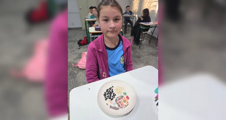 A turma utilizou as videoaulas do Vamos Ler em parceria com a Unimed Ponta Grossa, confeccionou pratos saudáveis com recortes em papelão e cartazes de conscientização e por fim preparou um sanduíche natural junto a professora.