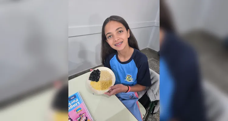A turma utilizou as videoaulas do Vamos Ler em parceria com a Unimed Ponta Grossa, confeccionou pratos saudáveis com recortes em papelão e cartazes de conscientização e por fim preparou um sanduíche natural junto a professora.