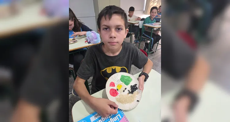 A turma utilizou as videoaulas do Vamos Ler em parceria com a Unimed Ponta Grossa, confeccionou pratos saudáveis com recortes em papelão e cartazes de conscientização e por fim preparou um sanduíche natural junto a professora.