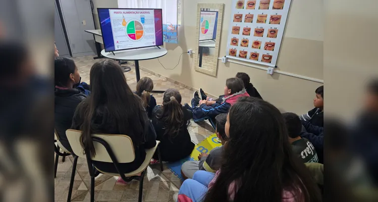 A turma utilizou as videoaulas do Vamos Ler em parceria com a Unimed Ponta Grossa, confeccionou pratos saudáveis com recortes em papelão e cartazes de conscientização e por fim preparou um sanduíche natural junto a professora.