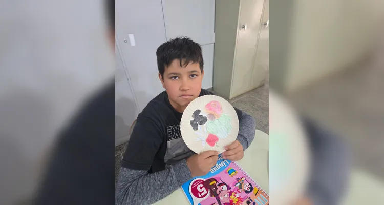 A turma utilizou as videoaulas do Vamos Ler em parceria com a Unimed Ponta Grossa, confeccionou pratos saudáveis com recortes em papelão e cartazes de conscientização e por fim preparou um sanduíche natural junto a professora.