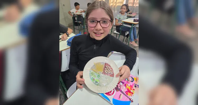 A turma utilizou as videoaulas do Vamos Ler em parceria com a Unimed Ponta Grossa, confeccionou pratos saudáveis com recortes em papelão e cartazes de conscientização e por fim preparou um sanduíche natural junto a professora.