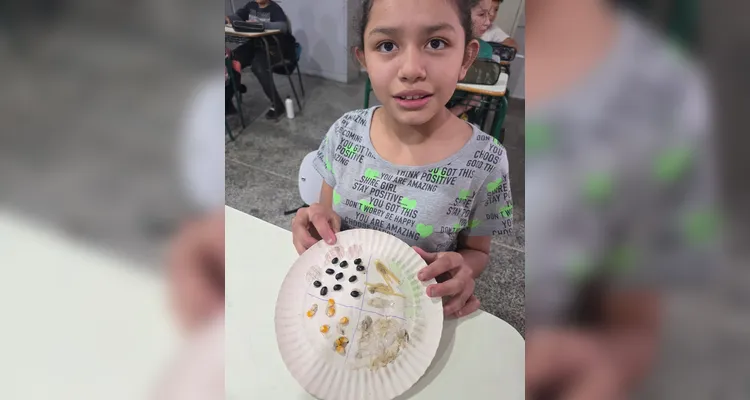 A turma utilizou as videoaulas do Vamos Ler em parceria com a Unimed Ponta Grossa, confeccionou pratos saudáveis com recortes em papelão e cartazes de conscientização e por fim preparou um sanduíche natural junto a professora.