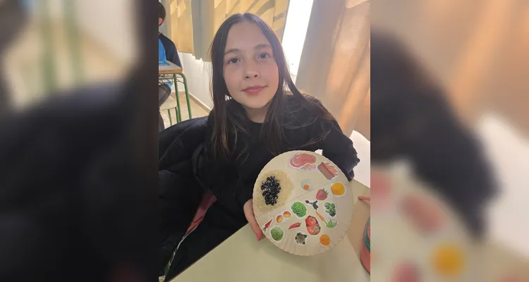 A turma utilizou as videoaulas do Vamos Ler em parceria com a Unimed Ponta Grossa, confeccionou pratos saudáveis com recortes em papelão e cartazes de conscientização e por fim preparou um sanduíche natural junto a professora.