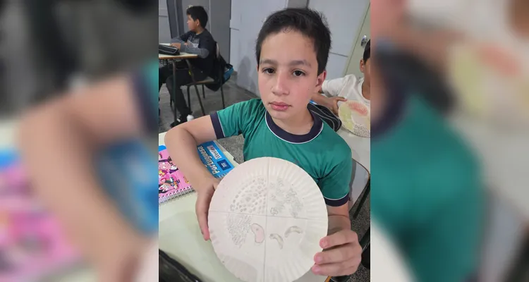 A turma utilizou as videoaulas do Vamos Ler em parceria com a Unimed Ponta Grossa, confeccionou pratos saudáveis com recortes em papelão e cartazes de conscientização e por fim preparou um sanduíche natural junto a professora.