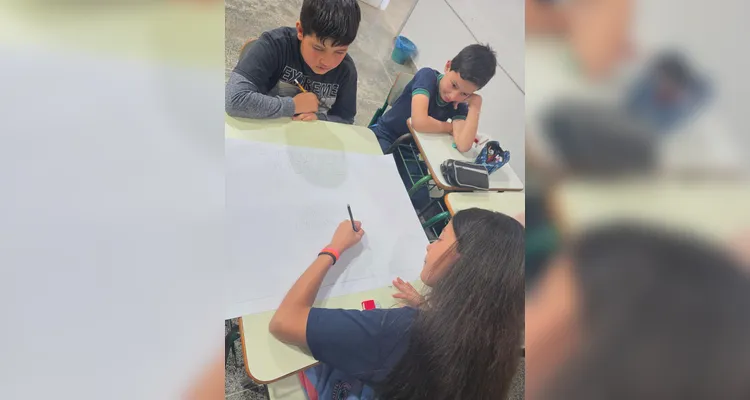 A turma utilizou as videoaulas do Vamos Ler em parceria com a Unimed Ponta Grossa, confeccionou pratos saudáveis com recortes em papelão e cartazes de conscientização e por fim preparou um sanduíche natural junto a professora.