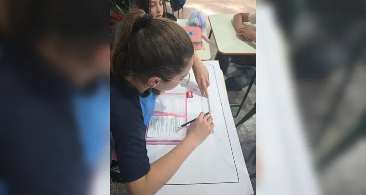 A turma utilizou as videoaulas do Vamos Ler em parceria com a Unimed Ponta Grossa, confeccionou pratos saudáveis com recortes em papelão e cartazes de conscientização e por fim preparou um sanduíche natural junto a professora.