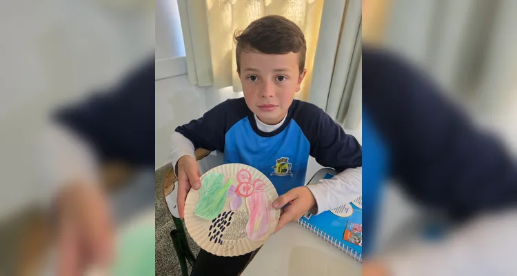 A turma utilizou as videoaulas do Vamos Ler em parceria com a Unimed Ponta Grossa, confeccionou pratos saudáveis com recortes em papelão e cartazes de conscientização e por fim preparou um sanduíche natural junto a professora.