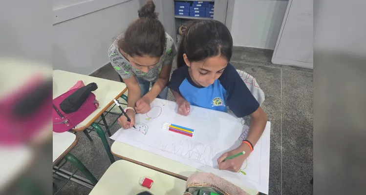 A turma utilizou as videoaulas do Vamos Ler em parceria com a Unimed Ponta Grossa, confeccionou pratos saudáveis com recortes em papelão e cartazes de conscientização e por fim preparou um sanduíche natural junto a professora.