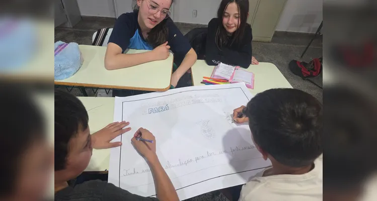 A turma utilizou as videoaulas do Vamos Ler em parceria com a Unimed Ponta Grossa, confeccionou pratos saudáveis com recortes em papelão e cartazes de conscientização e por fim preparou um sanduíche natural junto a professora.