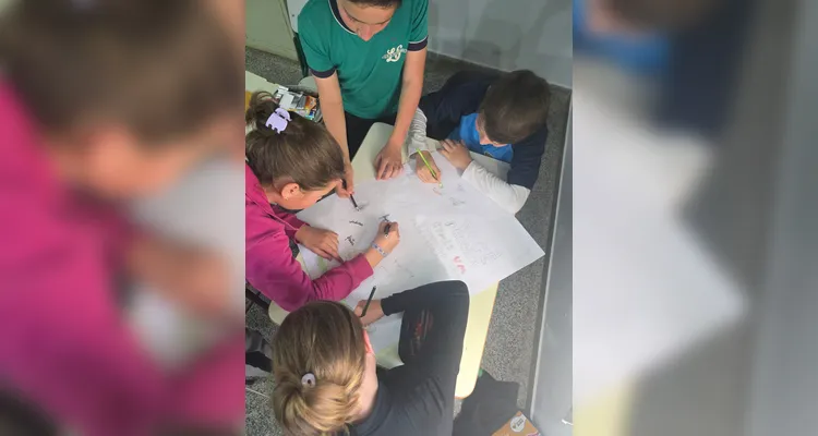 A turma utilizou as videoaulas do Vamos Ler em parceria com a Unimed Ponta Grossa, confeccionou pratos saudáveis com recortes em papelão e cartazes de conscientização e por fim preparou um sanduíche natural junto a professora.