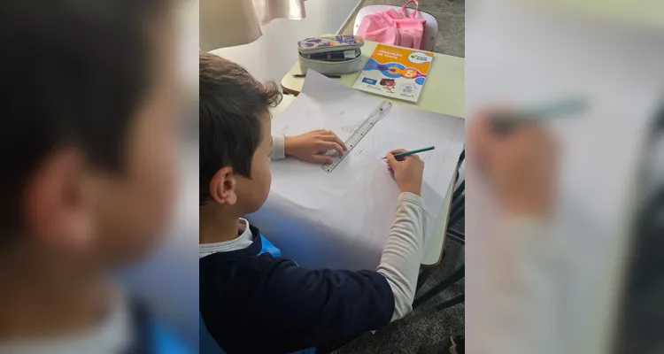 A turma utilizou as videoaulas do Vamos Ler em parceria com a Unimed Ponta Grossa, confeccionou pratos saudáveis com recortes em papelão e cartazes de conscientização e por fim preparou um sanduíche natural junto a professora.