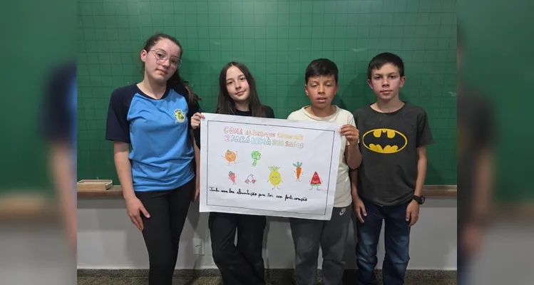 A turma utilizou as videoaulas do Vamos Ler em parceria com a Unimed Ponta Grossa, confeccionou pratos saudáveis com recortes em papelão e cartazes de conscientização e por fim preparou um sanduíche natural junto a professora.