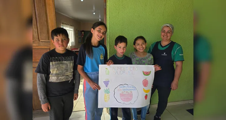 A turma utilizou as videoaulas do Vamos Ler em parceria com a Unimed Ponta Grossa, confeccionou pratos saudáveis com recortes em papelão e cartazes de conscientização e por fim preparou um sanduíche natural junto a professora.