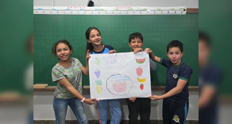 A turma utilizou as videoaulas do Vamos Ler em parceria com a Unimed Ponta Grossa, confeccionou pratos saudáveis com recortes em papelão e cartazes de conscientização e por fim preparou um sanduíche natural junto a professora.