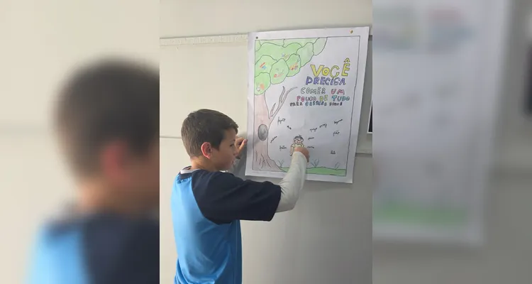 A turma utilizou as videoaulas do Vamos Ler em parceria com a Unimed Ponta Grossa, confeccionou pratos saudáveis com recortes em papelão e cartazes de conscientização e por fim preparou um sanduíche natural junto a professora.