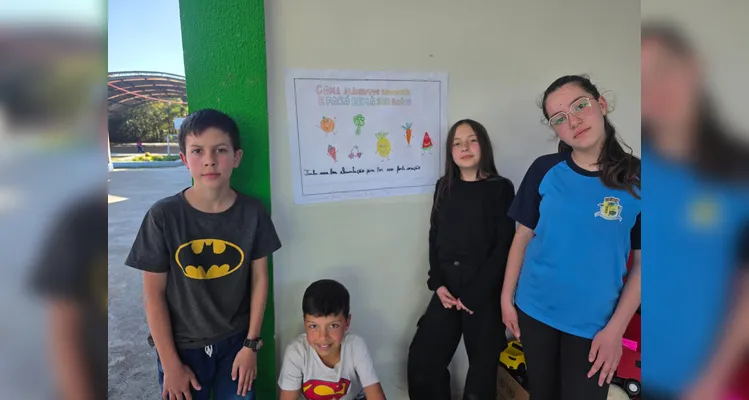 A turma utilizou as videoaulas do Vamos Ler em parceria com a Unimed Ponta Grossa, confeccionou pratos saudáveis com recortes em papelão e cartazes de conscientização e por fim preparou um sanduíche natural junto a professora.