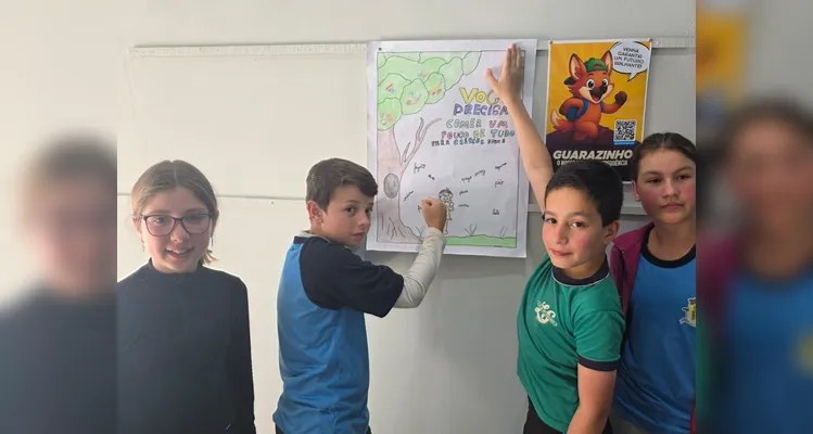 A turma utilizou as videoaulas do Vamos Ler em parceria com a Unimed Ponta Grossa, confeccionou pratos saudáveis com recortes em papelão e cartazes de conscientização e por fim preparou um sanduíche natural junto a professora.