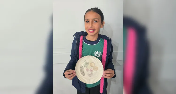 A turma utilizou as videoaulas do Vamos Ler em parceria com a Unimed Ponta Grossa, confeccionou pratos saudáveis com recortes em papelão e cartazes de conscientização e por fim preparou um sanduíche natural junto a professora.