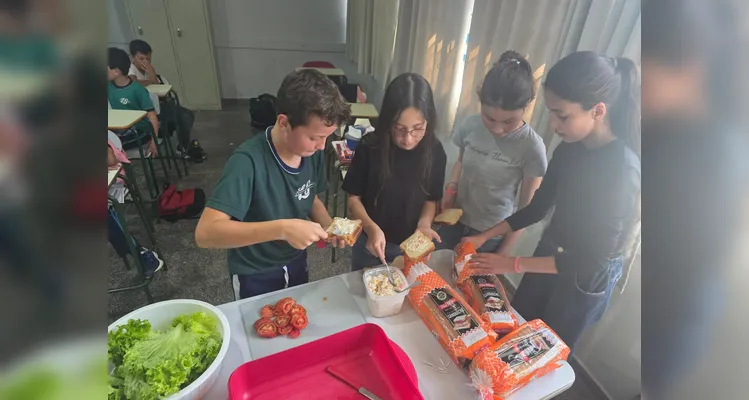 A turma utilizou as videoaulas do Vamos Ler em parceria com a Unimed Ponta Grossa, confeccionou pratos saudáveis com recortes em papelão e cartazes de conscientização e por fim preparou um sanduíche natural junto a professora.