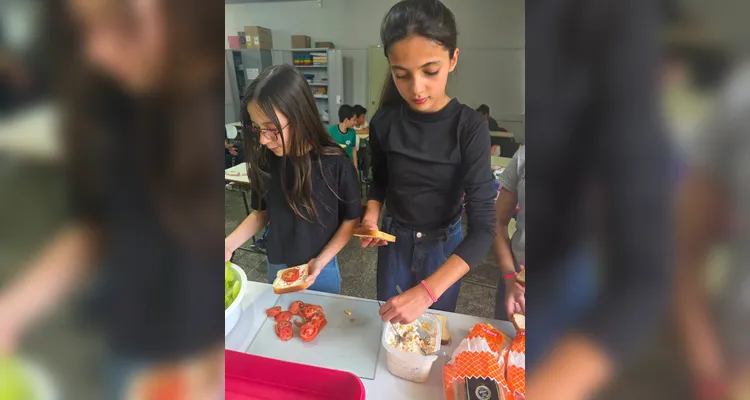 A turma utilizou as videoaulas do Vamos Ler em parceria com a Unimed Ponta Grossa, confeccionou pratos saudáveis com recortes em papelão e cartazes de conscientização e por fim preparou um sanduíche natural junto a professora.