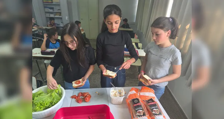 A turma utilizou as videoaulas do Vamos Ler em parceria com a Unimed Ponta Grossa, confeccionou pratos saudáveis com recortes em papelão e cartazes de conscientização e por fim preparou um sanduíche natural junto a professora.