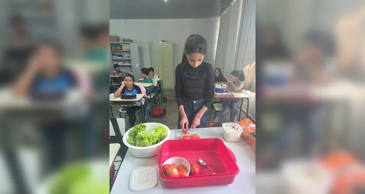 A turma utilizou as videoaulas do Vamos Ler em parceria com a Unimed Ponta Grossa, confeccionou pratos saudáveis com recortes em papelão e cartazes de conscientização e por fim preparou um sanduíche natural junto a professora.