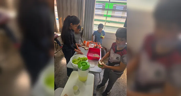 A turma utilizou as videoaulas do Vamos Ler em parceria com a Unimed Ponta Grossa, confeccionou pratos saudáveis com recortes em papelão e cartazes de conscientização e por fim preparou um sanduíche natural junto a professora.