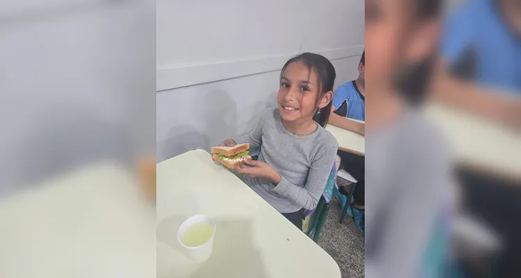 A turma utilizou as videoaulas do Vamos Ler em parceria com a Unimed Ponta Grossa, confeccionou pratos saudáveis com recortes em papelão e cartazes de conscientização e por fim preparou um sanduíche natural junto a professora.