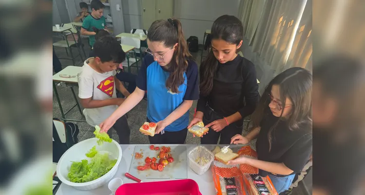A turma utilizou as videoaulas do Vamos Ler em parceria com a Unimed Ponta Grossa, confeccionou pratos saudáveis com recortes em papelão e cartazes de conscientização e por fim preparou um sanduíche natural junto a professora.