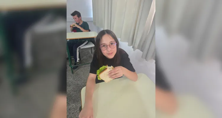 A turma utilizou as videoaulas do Vamos Ler em parceria com a Unimed Ponta Grossa, confeccionou pratos saudáveis com recortes em papelão e cartazes de conscientização e por fim preparou um sanduíche natural junto a professora.