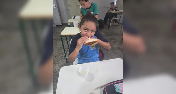 A turma utilizou as videoaulas do Vamos Ler em parceria com a Unimed Ponta Grossa, confeccionou pratos saudáveis com recortes em papelão e cartazes de conscientização e por fim preparou um sanduíche natural junto a professora.