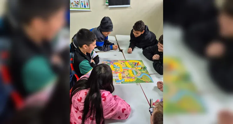 Os educandos elaboraram textos explicando o que compreenderam sobre o assunto e participaram de jogos de tabuleiro temáticos.