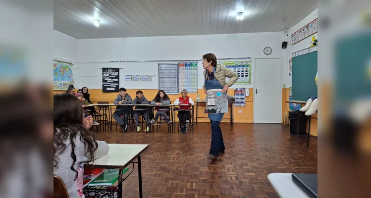 A contação de história se transformou em um verdadeiro diálogo, no qual os alunos puderam fazer perguntas, expressar impressões e relacionar o conteúdo com suas próprias vivências.