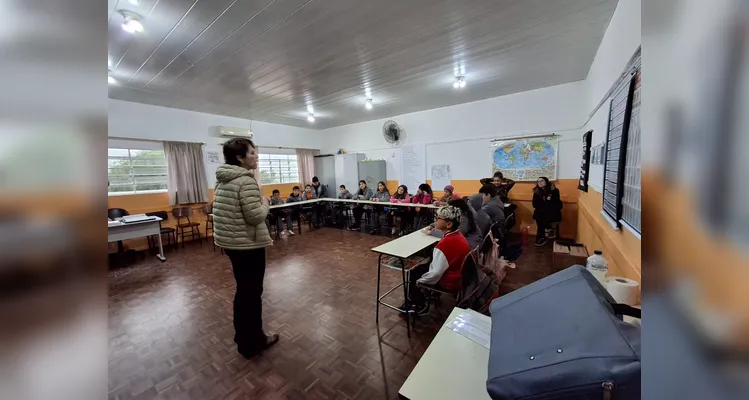 A contação de história se transformou em um verdadeiro diálogo, no qual os alunos puderam fazer perguntas, expressar impressões e relacionar o conteúdo com suas próprias vivências.