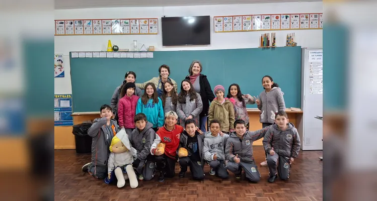A contação de história se transformou em um verdadeiro diálogo, no qual os alunos puderam fazer perguntas, expressar impressões e relacionar o conteúdo com suas próprias vivências.