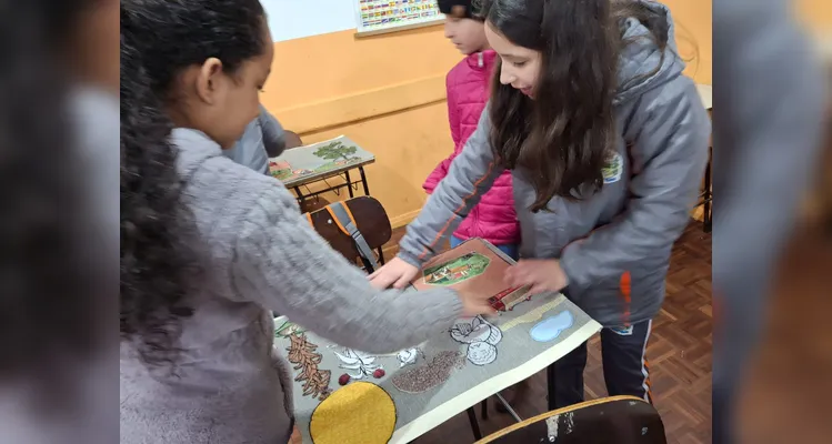 A contação de história se transformou em um verdadeiro diálogo, no qual os alunos puderam fazer perguntas, expressar impressões e relacionar o conteúdo com suas próprias vivências.
