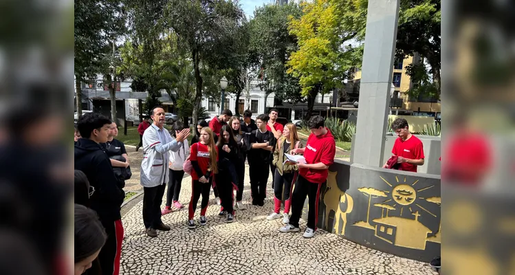 A dinâmica envolveu visitas a Catedral Sant'Ana e ao Museu Campos Gerais.