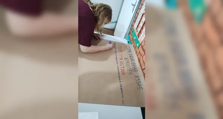 Após conversas e reflexões, os educandos criaram textos, ilustrações e cartazes sobre o tema estudado.