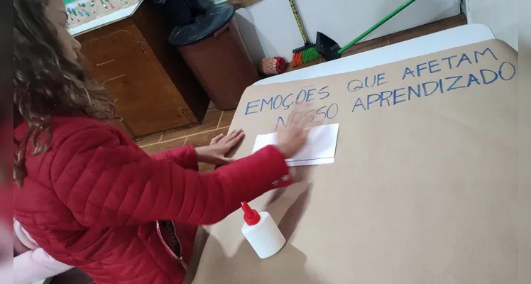 Após conversas e reflexões, os educandos criaram textos, ilustrações e cartazes sobre o tema estudado.