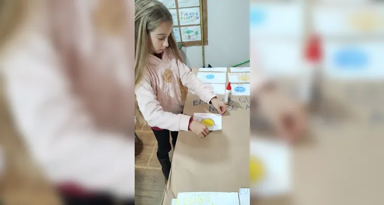 Após conversas e reflexões, os educandos criaram textos, ilustrações e cartazes sobre o tema estudado.