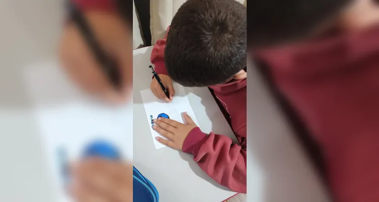 Após conversas e reflexões, os educandos criaram textos, ilustrações e cartazes sobre o tema estudado.
