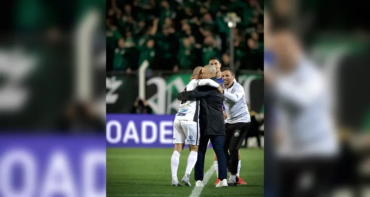 Zuluaga comemorou o gol da vitória com o técnico Alex.