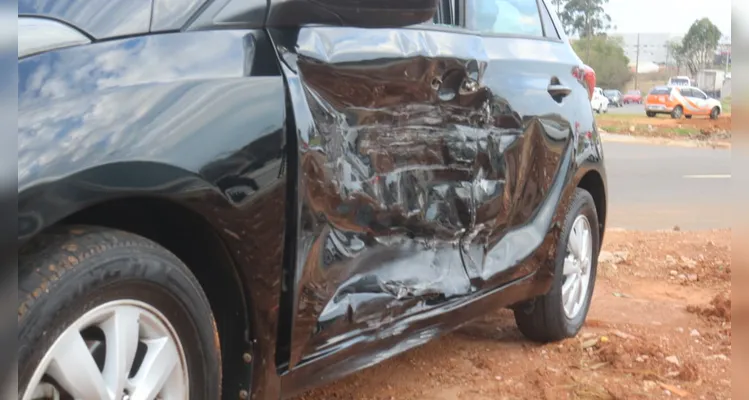 Carro na contramão colide contra outro veículo em mercado