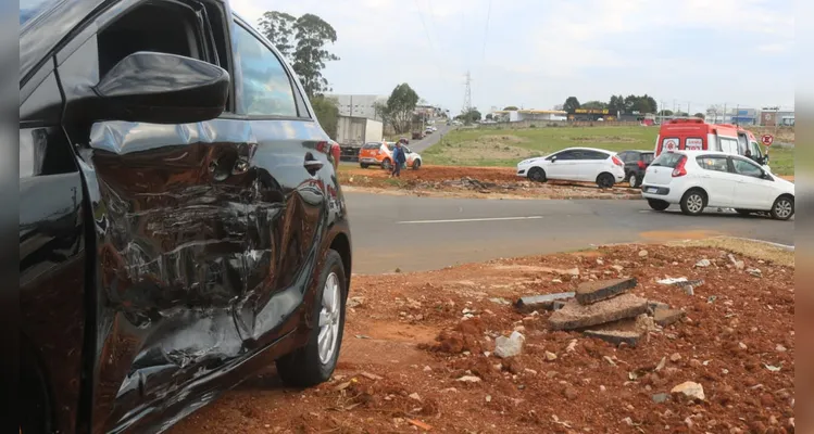Carro na contramão colide contra outro veículo em mercado