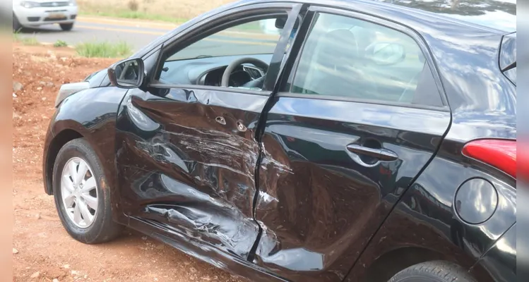 Carro na contramão colide contra outro veículo em mercado