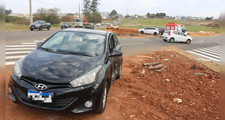 Carro na contramão colide contra outro veículo em mercado